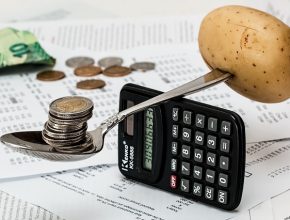 Better Financial Manager between a Man and a Woman in Relationship